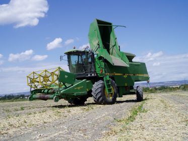 la première récolteuse mise au point par le syndicat de producteurs